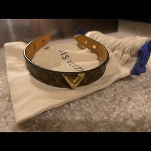 Lv essential v bracelet